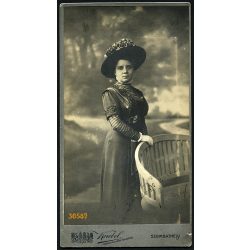   Knebel műterem, Szombathely, elegáns hölgy gyönyörű kalapban, festett háttér, 1900-as évek. Eredeti nagyméretű (!) kabinetfotó. 