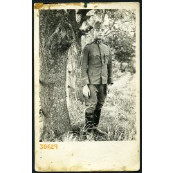   Katona egyenruhában, cigarettával,  'Divisions Munitions Park Nr. 31 Park Kommando', 1. világháború, 1910-es évek, Eredeti fotó, papírkép, hátoldalán katonai pecsét a jelzett felirattal.  