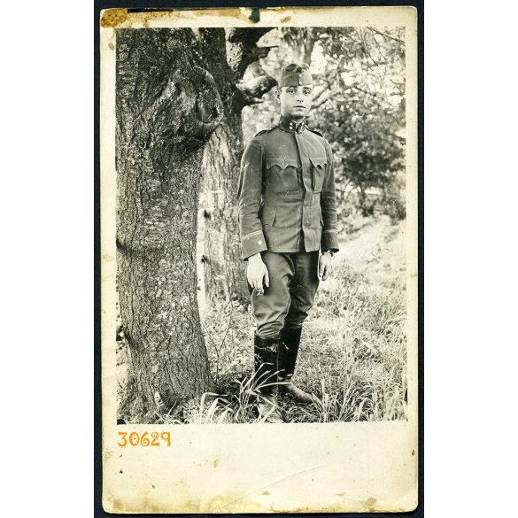 Katona egyenruhában, cigarettával,  'Divisions Munitions Park Nr. 31 Park Kommando', 1. világháború, 1910-es évek, Eredeti fotó, papírkép, hátoldalán katonai pecsét a jelzett felirattal.  