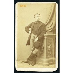   Canzi & Heller műterem, Pest, elegáns férfi csizmában, magyaros ruhában, 1860-as évek, Eredeti CDV, vizitkártya fotó, alja vágott.   