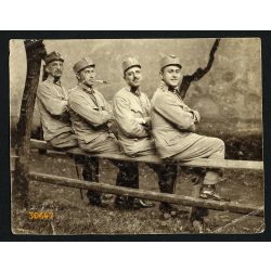   Magyar katonák cigarettával, egyenruha, 1. világháború, 1910-es évek, Eredeti fotó, papírkép.   