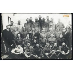   Magyar katonák civilekkel, egyenruha, érdemrend, bajusz, 1. világháború. 1910-es évek. Eredeti fotó, papírkép.  