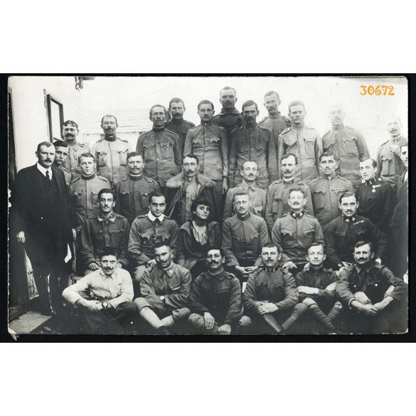 Magyar katonák civilekkel, egyenruha, érdemrend, bajusz, 1. világháború. 1910-es évek. Eredeti fotó, papírkép.  