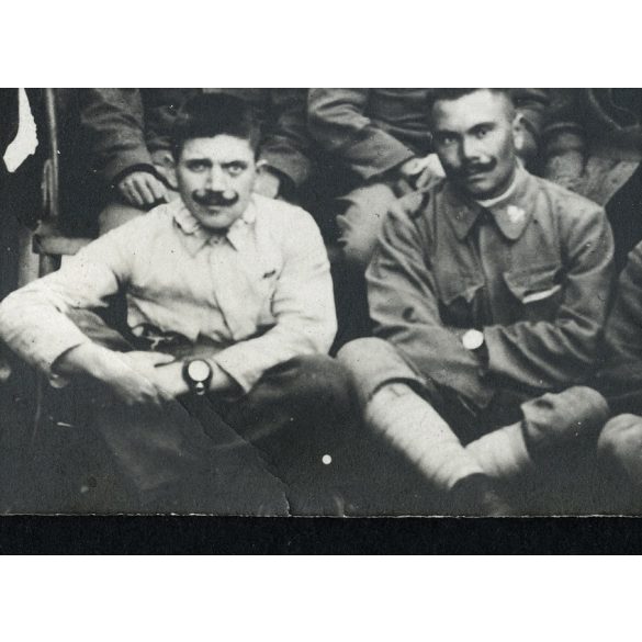 Magyar katonák civilekkel, egyenruha, érdemrend, bajusz, 1. világháború. 1910-es évek. Eredeti fotó, papírkép.  