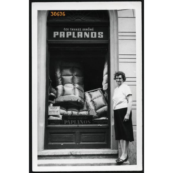 Üzlet, kirakat, özv. Tavasz Ernőné paplanos, Budapest (?), 1970-es évek. Eredeti fotó, papírkép. 