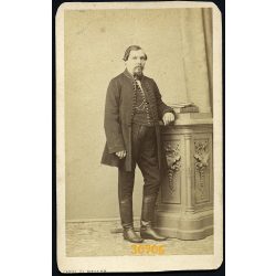   Canzi & Heller műterem, Pest, szakállas férfi elegáns magyaros ruhában, csizma, óralánc, 1860-as évek, Eredeti CDV, vizitkártya fotó, alja, sarkai vágottak. 