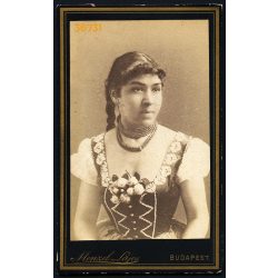   Menzel műterem, Budapest, elegáns nő virágokkal, copf, nyaklánc, ékszer, portré, 1880-as évek, Eredeti CDV, vizitkártya fotó. 