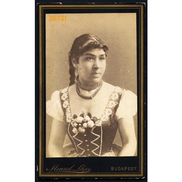 Menzel műterem, Budapest, elegáns nő virágokkal, copf, nyaklánc, ékszer, portré, 1880-as évek, Eredeti CDV, vizitkártya fotó. 