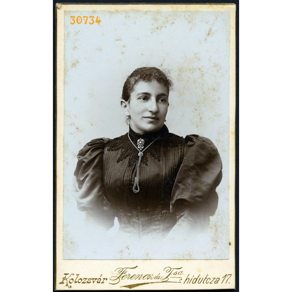 Ferencz és Társa műterem, Kolozsvár, Erdély,  elegáns karcsú nő gyönyörű ruhában, nyaklánc, ékszer, portré, 1880-as évek, Eredeti CDV, vizitkártya fotó.  