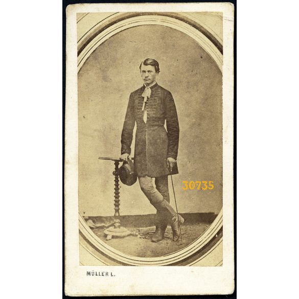 Müller műterem, Rozsnyó, Felvidék, elegáns úr sétapálcával, magyaros ruhában, csizmában, különös keretben,  1860-as évek, Eredeti CDV, vizitkártya fotó.  