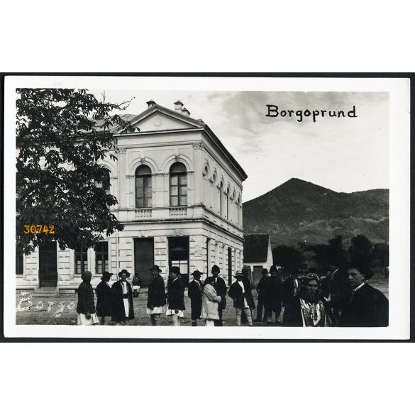 Nők és férfiak népviseletben, Borgóprund, Erdély, Beszterce-Naszód vármegye, település, falu, szálloda, helytörténet, 1910-es évek, Eredeti fotó, papírkép.   