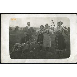   Magyar katona taligában, lányok népviseletben, vicces, egyenruha, különös, 1. világháború, 1910-es évek, Eredeti fotó, papírkép.   