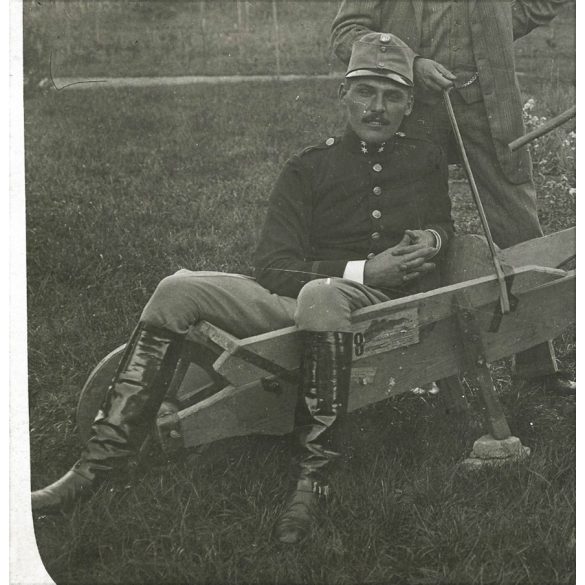 Magyar katona taligában, lányok népviseletben, vicces, egyenruha, különös, 1. világháború, 1910-es évek, Eredeti fotó, papírkép.   