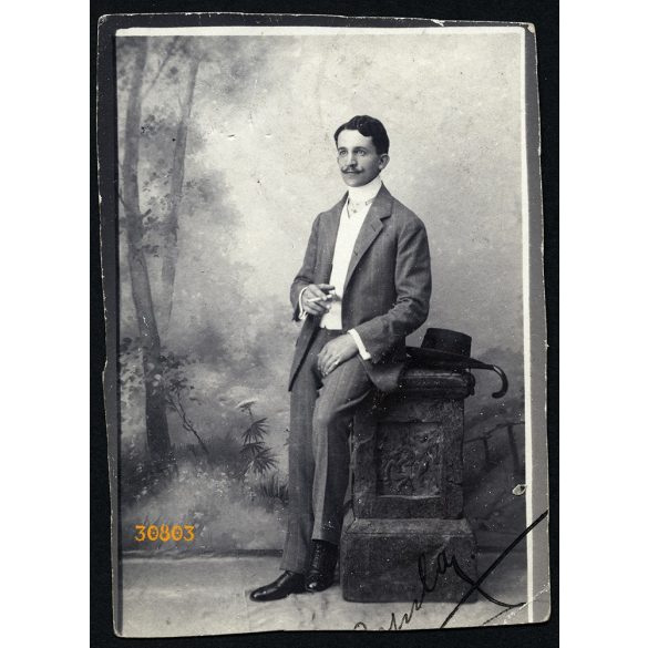 Ismeretlen műterem, Arad, Erdély, elegáns férfi cigarettával, bajusz, bot, kalap, 1906., 1900-as évek. Eredeti fotó, körbevágott papírkép Debrecenbe címezve. 