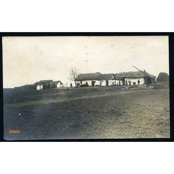 Hadigondozottak egy Debrecen környéki tanyán, 1. világháború, 1910-es évek. Eredeti fotó, papírkép, hátulján ragasztásnyom.  