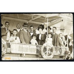   Atelier Betty, Abbázia, Fiume, elegáns, úri társaság hajón, Almádi-Fiume feliratú mentőöv, jármű, közlekedés, 1914,  1910-es évek, Eredeti fotó, papírkép. 