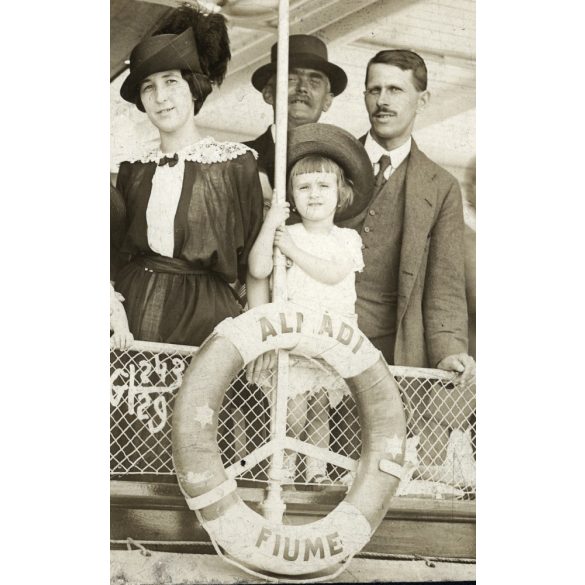 Atelier Betty, Abbázia, Fiume, elegáns, úri társaság hajón, Almádi-Fiume feliratú mentőöv, jármű, közlekedés, 1914,  1910-es évek, Eredeti fotó, papírkép. 