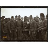 Magyar katonák egyenruhában orosz hadifoglyokkal, keleti front, 1. világháború, 1910-es évek, Eredeti fotó, papírkép.   