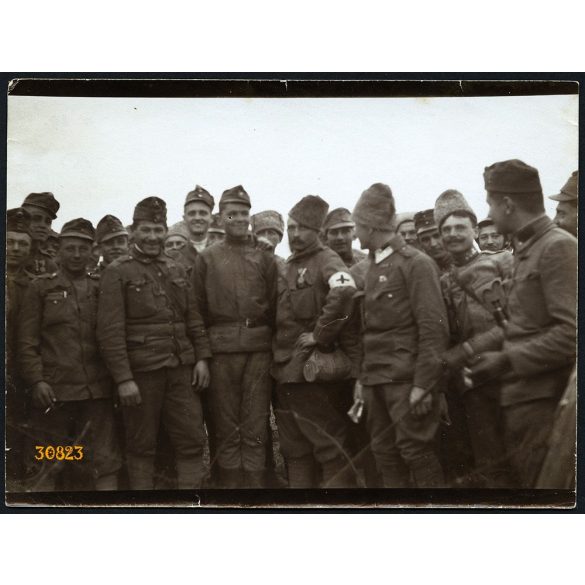 Magyar katonák egyenruhában orosz hadifoglyokkal, keleti front, 1. világháború, 1910-es évek, Eredeti fotó, papírkép.   