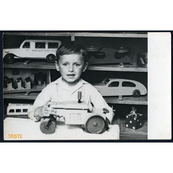Kisfiú legendás fajátékokkal, úthenger, busz, mentőautó, jármű, közlekedés, 1950-es évek, Eredeti fotó, papírkép. 