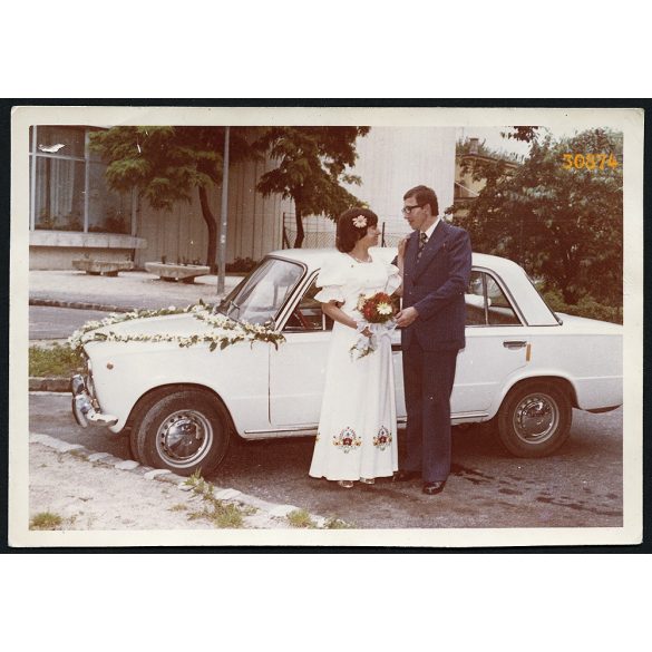 Esküvő, menyasszony, vőlegény, Zsiguli esküvői kocsi, jármű, közlekedés, szocializmus, 1970-es évek, Eredeti fotó, papírkép.  