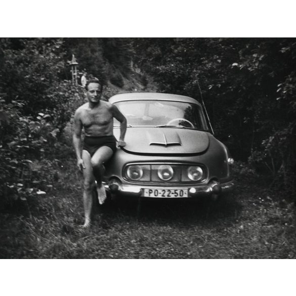 Férfi TATRA 603-as személygépkocsival, jármű, közlekedés, szocializmus, Csehszlovákia, 1960-as évek, Eredeti fotó, papírkép. 