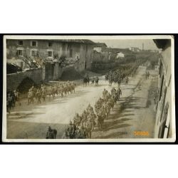   Német (?) katonák vonulnak Codroipo főutcáján, Olaszország, kerékpáros katona, egyenruha, 1. világháború, 1910-es évek, Eredeti fotó, papírkép.  