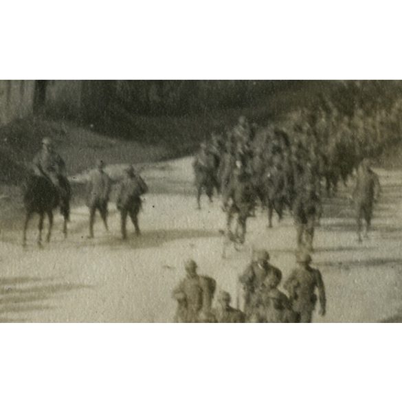 Német (?) katonák vonulnak Codroipo főutcáján, Olaszország, kerékpáros katona, egyenruha, 1. világháború, 1910-es évek, Eredeti fotó, papírkép.  