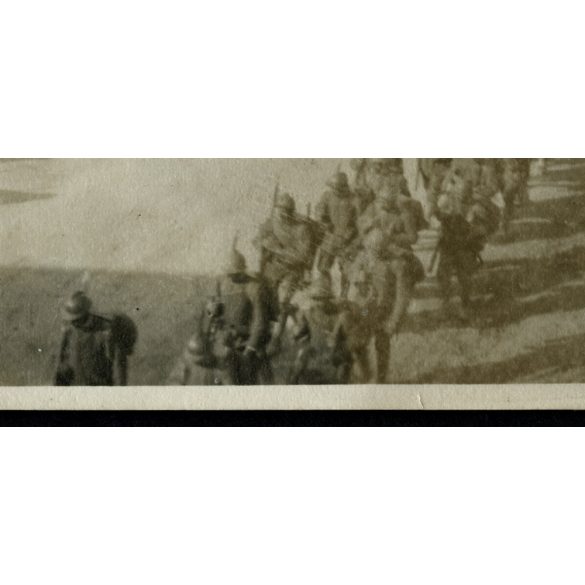 Német (?) katonák vonulnak Codroipo főutcáján, Olaszország, kerékpáros katona, egyenruha, 1. világháború, 1910-es évek, Eredeti fotó, papírkép.  