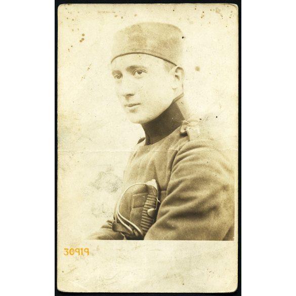 Szerb (?) katona egyenruhában, karddal, 1920-as évek, Eredeti fotó, papírkép.   
