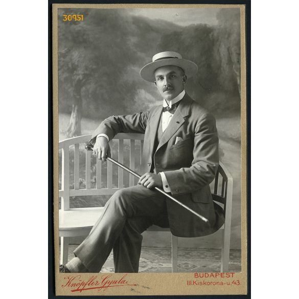 Knöpfler műterem, Budapest, Lindner Gyula portréja, elegáns férfi kalapban, sétapálcával, festett háttér, bajusz, 1900-as évek, Eredeti kabinetfotó.   