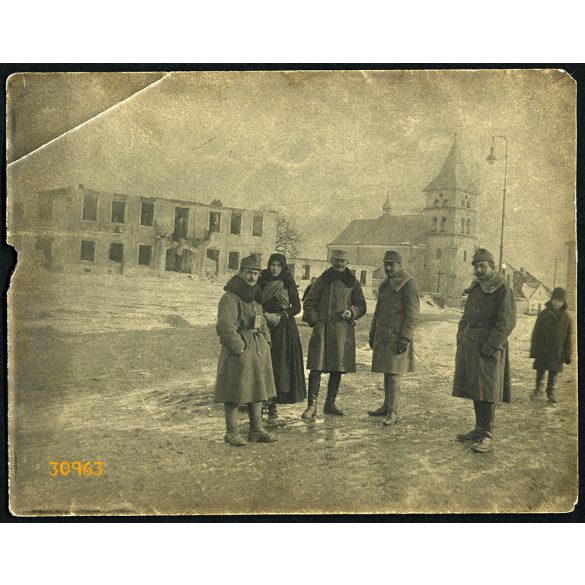 Magyar katonák egy romos épület és templom előtt, asszony népviseletben, 1. világháború, 1910-es évek, Eredeti fotó, papírkép, sarka törött.  