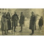 Magyar katonák egy romos épület és templom előtt, asszony népviseletben, 1. világháború, 1910-es évek, Eredeti fotó, papírkép, sarka törött.  