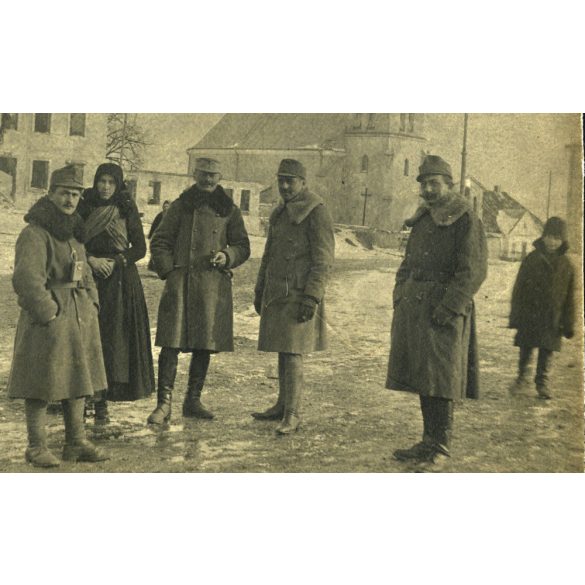 Magyar katonák egy romos épület és templom előtt, asszony népviseletben, 1. világháború, 1910-es évek, Eredeti fotó, papírkép, sarka törött.  
