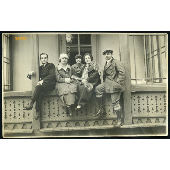 Dr. Szabó fotográfus, Tátraszéplak, Felvidék, csoportkép a tornácon, 1920-as évek, Eredeti fotó, papírkép, alsó sarkán gyűrődés.  
