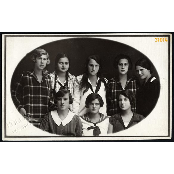 Kollár műterem, Veszprém, iskolás lányok matrózblúzban, copf, csoport, 1925, 1920-as évek. Eredeti fotó, papírkép, hátulján a lányok keresztneveivel.
