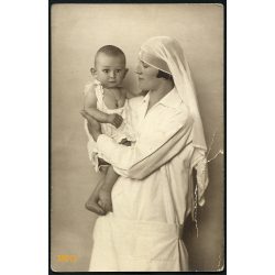   Kiss műterem, Szombathely, 'fehér keresztes Heim-nővér', orvos, kórház, Szabó Rózsi ápolónő egy csecsemővel, gyerek, 1920-as évek, Eredeti fotó, papírkép, oldalán törésnyom. 