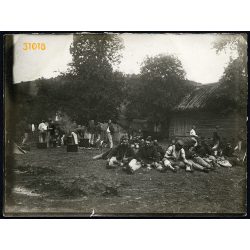  Magyar katonák ételosztáson, tábori konyha, egyenruha, 1. világháború, 1910-es évvek. Eredeti fotó, papírkép. 