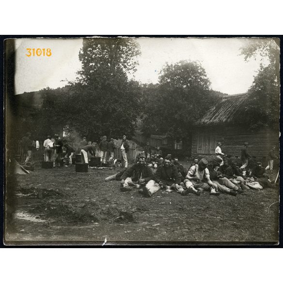 Magyar katonák ételosztáson, tábori konyha, egyenruha, 1. világháború, 1910-es évvek. Eredeti fotó, papírkép. 