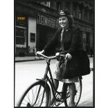 Postáskisasszony kerékpáron, Budapest, Tátra utca, Szendrő István fotója, Újlipótváros, zsáner 1930-as évek, Eredeti fotó, nagyobb méretű jelzetlen papírkép. Dekorációnak is kiváló.  