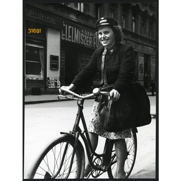Postáskisasszony kerékpáron, Budapest, Tátra utca, Szendrő István fotója, Újlipótváros, zsáner 1930-as évek, Eredeti fotó, nagyobb méretű jelzetlen papírkép. Dekorációnak is kiváló.  