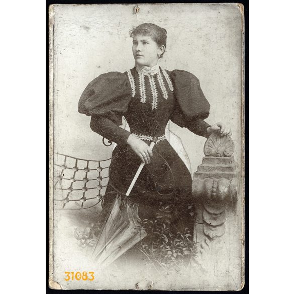 Krauss és Klapok műterem, Temesvár, Erdély, elegáns hölgy ernyővel,  portré, 1890-es évek, Eredeti  kabinetfotó, alja vágott.  
