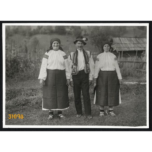 Tiszabogdányi ruszin (?) népviselet, Kárpátalja, helytörténet, néprajz, 1930-as évek, Eredeti fotó, papírkép.   