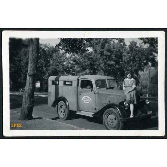 Hölgy teherautón, 'Baromfiipari Szállítási Vállalat autójavító műhelye Kecskemét', jármű, közlekedés, 1952, 1950-es évek, Eredeti fotó, papírkép.   méret megközelítőleg (centiméterben): 5.8 x 9  Haszn