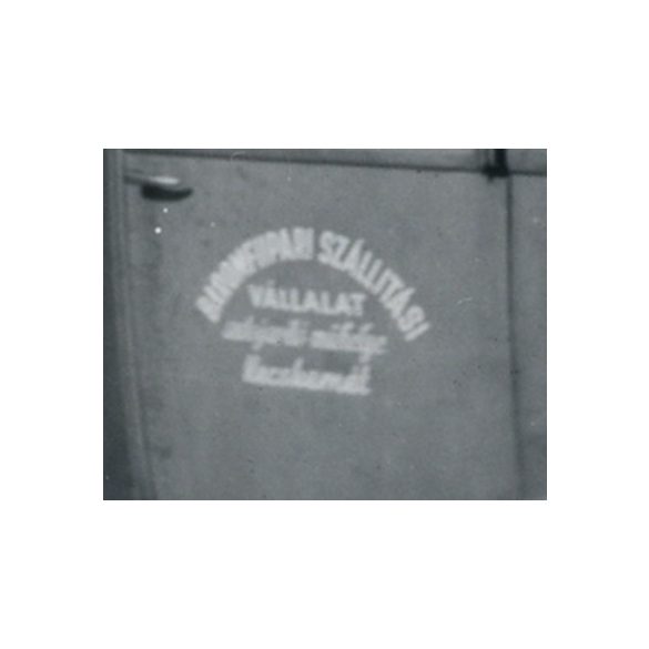 Hölgy teherautón, 'Baromfiipari Szállítási Vállalat autójavító műhelye Kecskemét', jármű, közlekedés, 1952, 1950-es évek, Eredeti fotó, papírkép.   méret megközelítőleg (centiméterben): 5.8 x 9  Haszn
