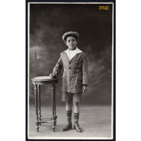 Biksi műterem, Szabadszállás, elegáns fiú portréja, sapka, rövidnadrág, helytörténet,1926, 1920-as évek, Eredeti fotó, papírkép.   