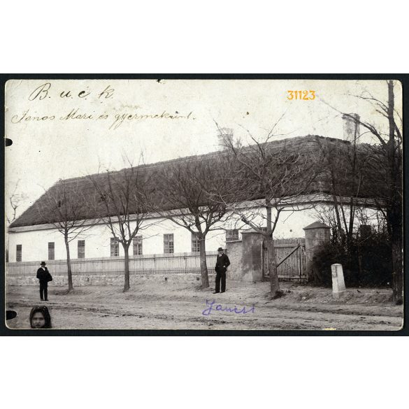Zirc (?), férfiak módos gazda ház előtt, 3-as kilométerkő, újévi üdvözlet Győrbe címezve, helytörténet, 1907, 1900-as évek, Eredeti fotó képeslap, papírkép.  