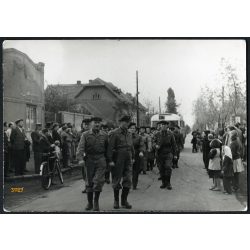   Munkásőrök menetelnek egyenruhában, Budapest, Újpest (?), 47-es autóbusz, jármű, közlekedés, 1950-es évek, Eredeti fotó, papírkép. 