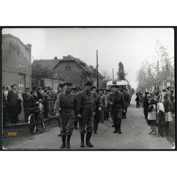 Munkásőrök menetelnek egyenruhában, Budapest, Újpest (?), 47-es autóbusz, jármű, közlekedés, 1950-es évek, Eredeti fotó, papírkép. 