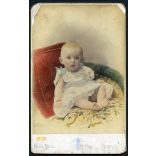 Mai Manó és Társa műterem, Budapest,   gyerek portréja, 1890-es évek, Eredeti kézzel színezett kabinetfotó, sarkai sérültek, hátoldala kopott. 